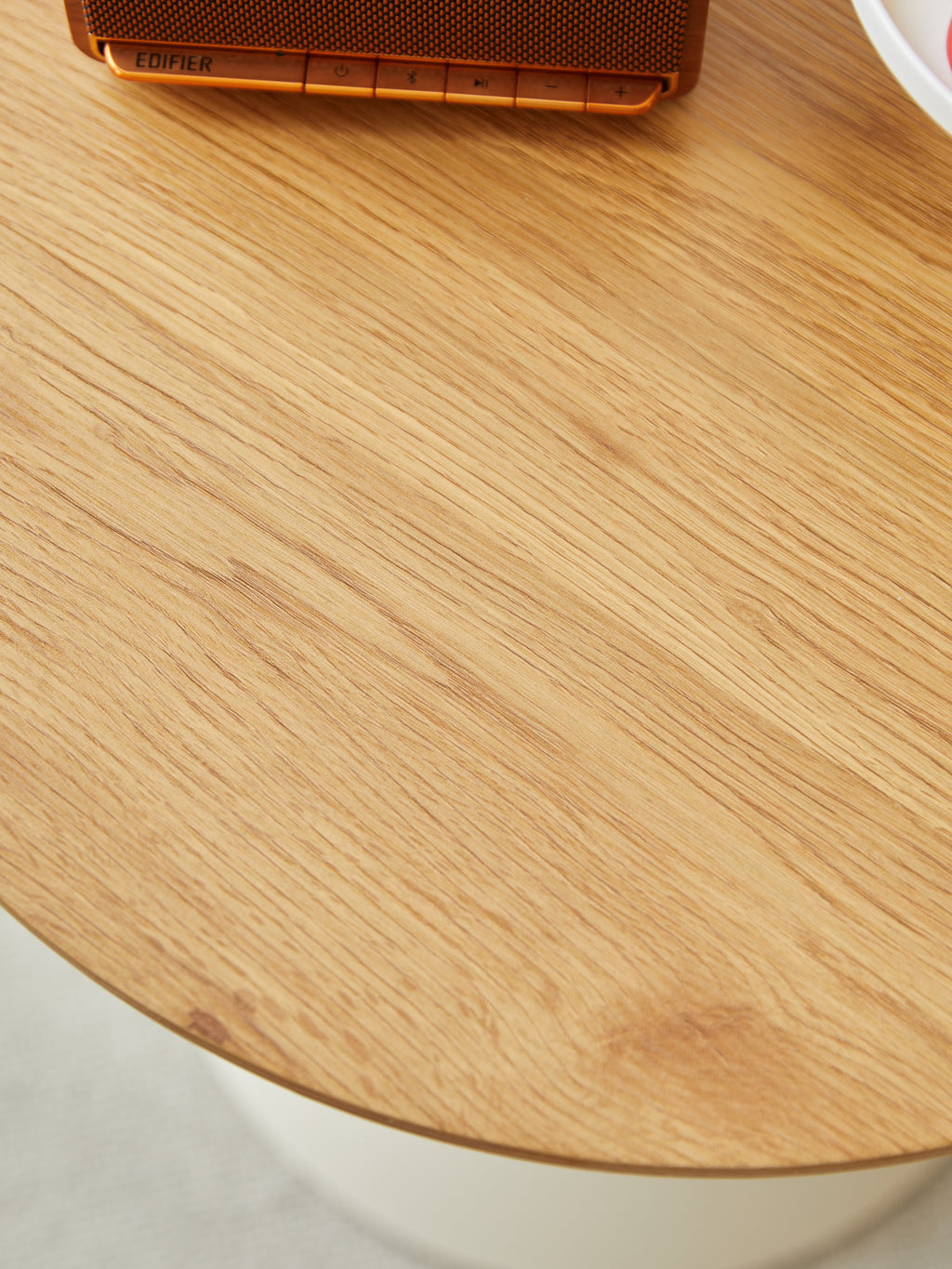Oak-grain finish table top — detail of the grain and rounded edge